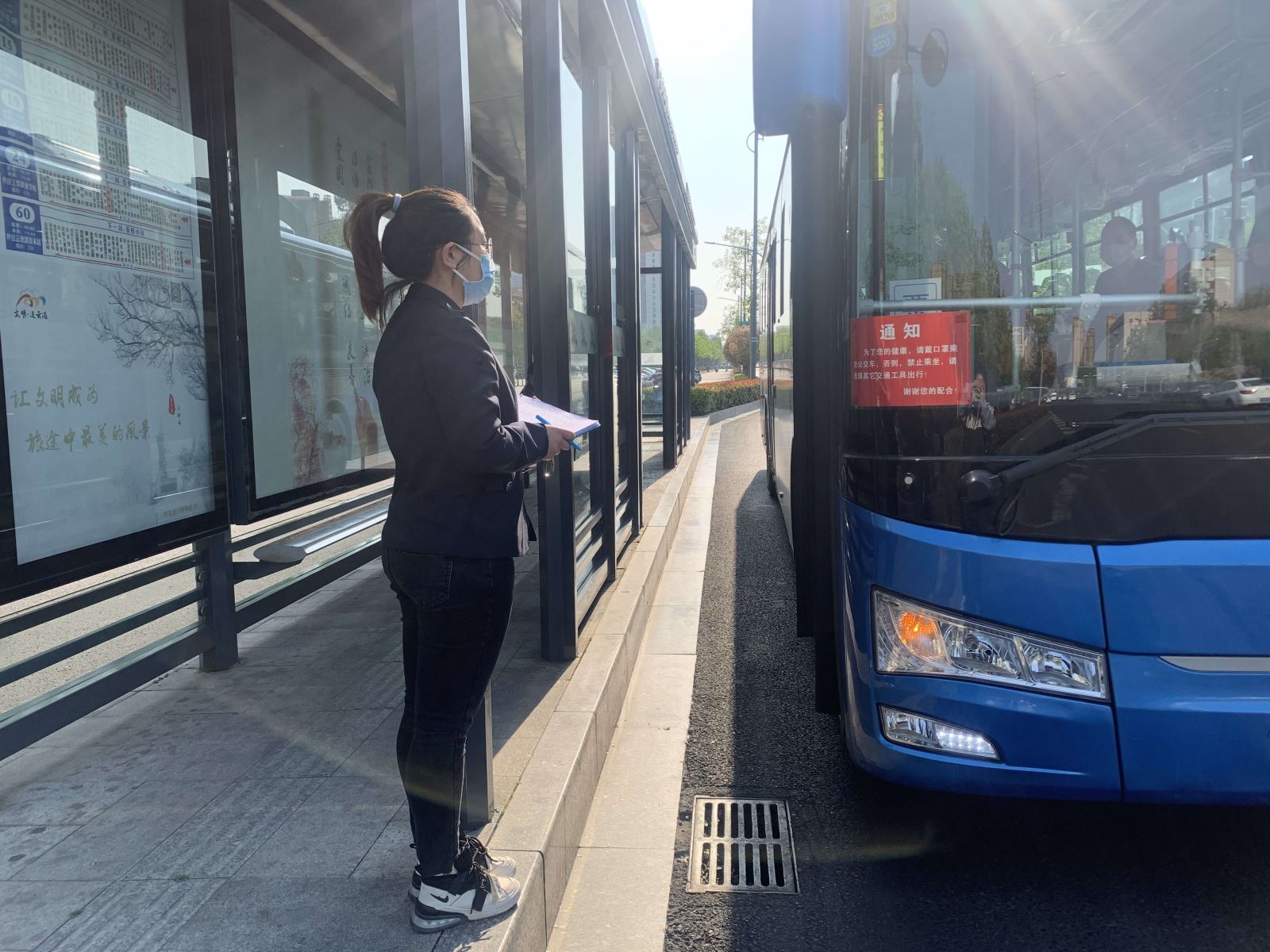 公交集團公交事業(yè)一部上路上線 對蒼梧示范線路進行檢查